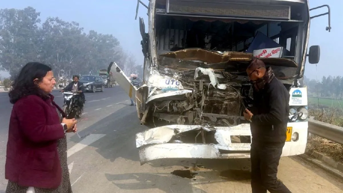 कोहरे का कहर: हल्द्वानी हाईवे पर तीन रोडवेज बसों की भीषण टक्कर, 16 यात्री घायल