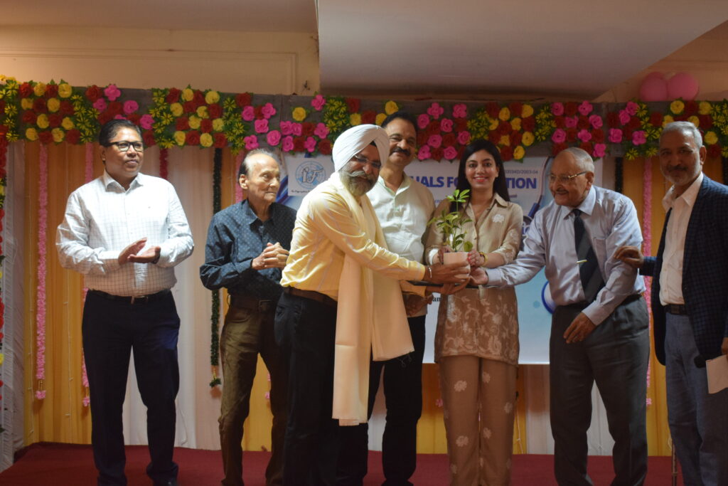 उत्तराखंड के विभिन्न क्षेत्रों से आए प्रतिष्ठित डॉक्टरों को उनके स्वास्थ्य सेवा क्षेत्र में उत्कृष्ट योगदान और समाज के प्रति निःस्वार्थ सेवा के लिए बुद्धिजीवी फाउंडेशन द्वारा डॉक्टर्स डे के अवसर पर सम्मानित किया गया।