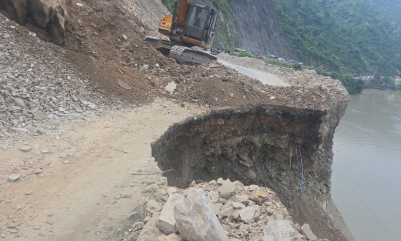 डीएम का एक्शन: श्रीनगर-फरासू में 5 घंटे जाम, NH अभियंता पर मुकदमा दर्ज