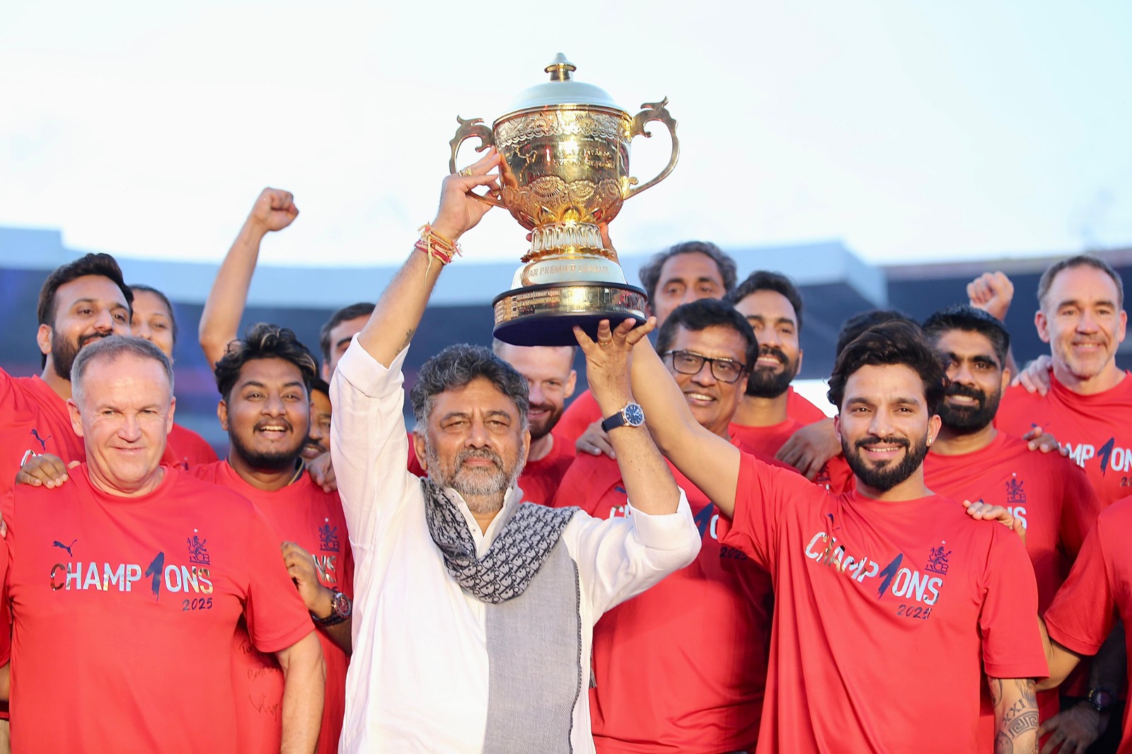 रॉयल चैलेंजर्स बेंगलुरु (आरसीबी) की शानदार जीत के बाद मातम, हाहाकार एवं दर्दनाक मंजर