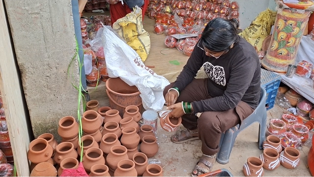 दीवाली में मिट्टी से बने उत्पादों की बढ़ी डिमांड, ग्राहक फुल-माल कम, कुम्हारों के सामने बड़ी समस्या