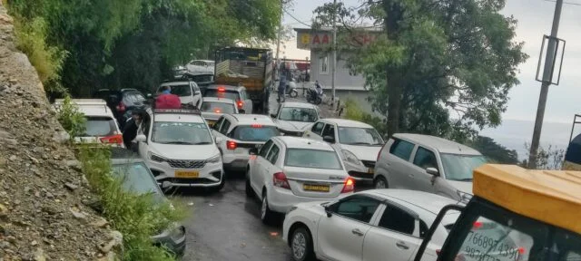 मसूरी में वीकेंड महाजाम: रेंग रही गाड़ियां, पर्यटन छवि पर लग रहा दाग