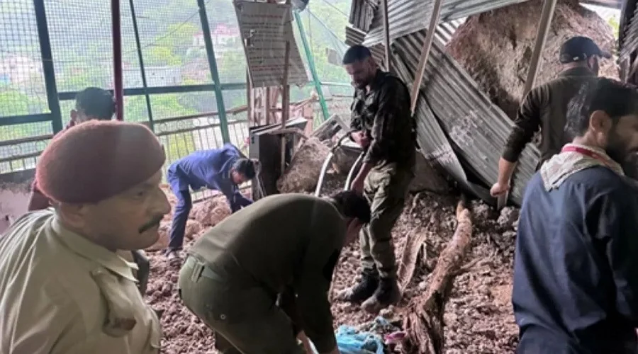 भूस्खलन ने रोकी मां वैष्णो देवी यात्रा की रफ्तार, एक श्रद्धालु की मौत, छह घायल