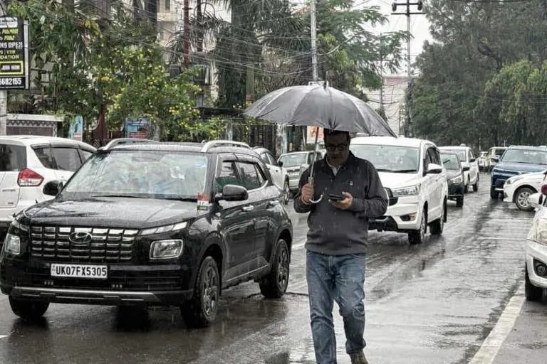 देहरादून समेत उत्तराखंड में बदला मौसम: पहाड़ों में बारिश-बर्फबारी का अलर्ट, येलो चेतावनी जारी