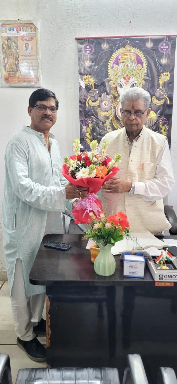 उत्तर प्रदेश सरकार से फेडरेशन ऑफ ऑल इंडिया व्यापार मंडल के जनरल सेक्रेटरी आर के गौर प्रतिनिधि मंडल के साथ से मिले और व्यापारियों की समस्याओं पर चर्चा हुई